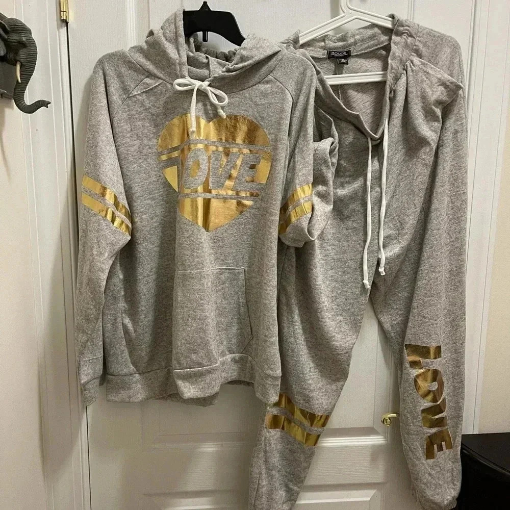 Rouge two pieces set of soft pants and tops with hoodies. Packets on the front
